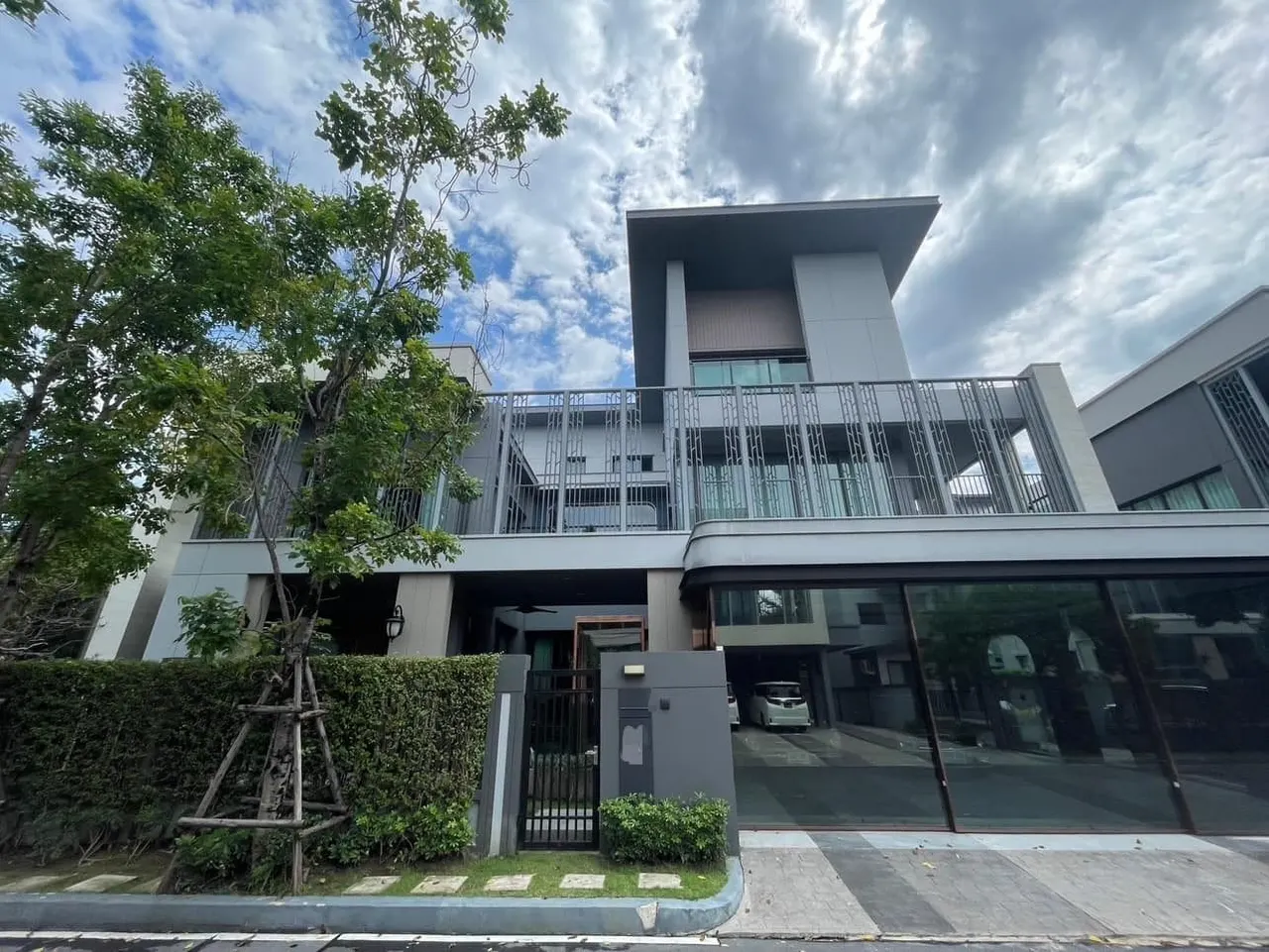 House · 5 bd · 6 ba · 762 m²