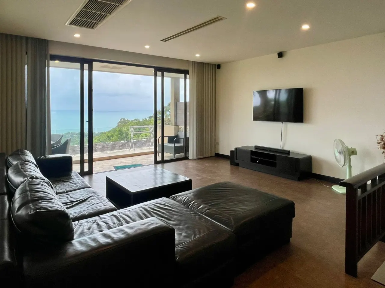 Townhouse · 2 ห้องนอน · 2 ห้องน้ำ · 180 m²