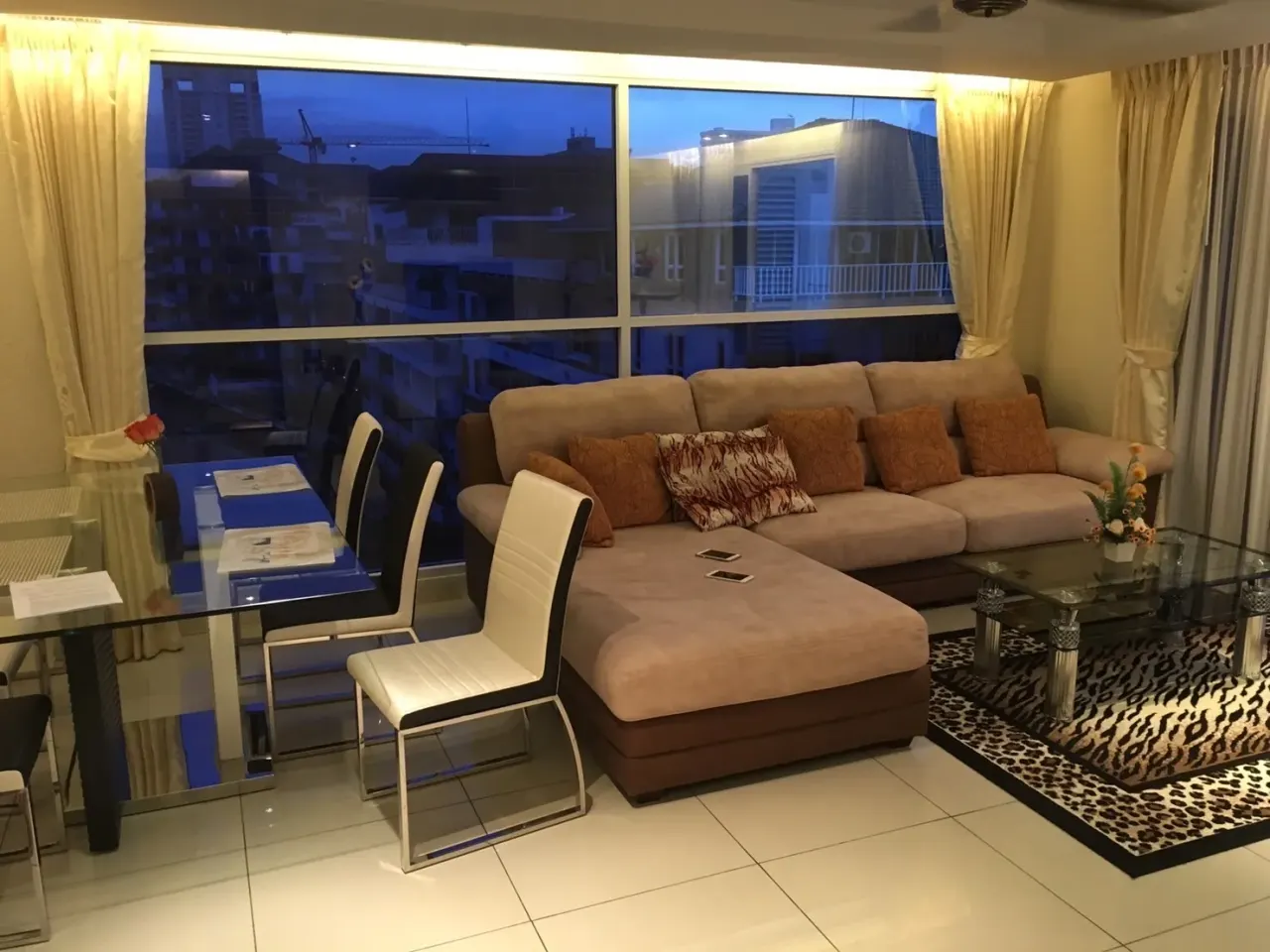 Condo · 1 室 · 1 卫 · 88 m²