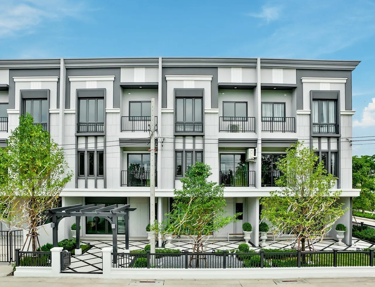 Townhouse · 3 ห้องนอน · 3 ห้องน้ำ · 180 m²