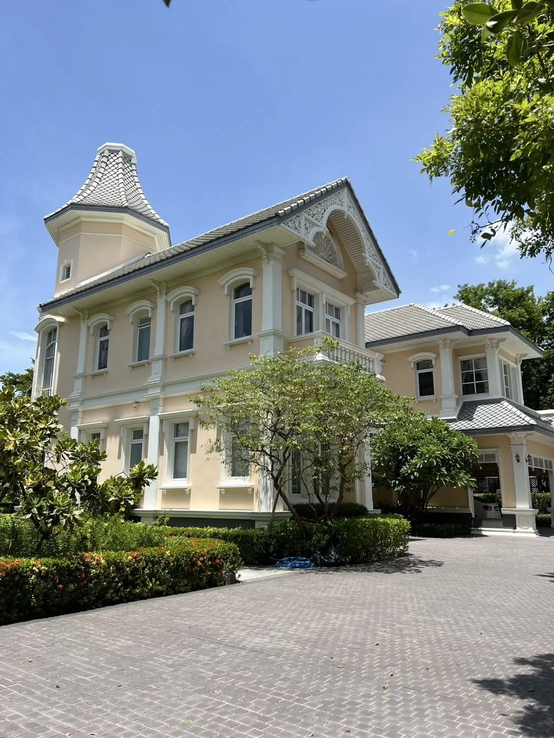 House · 3 bd · 7 ba · 864 m²