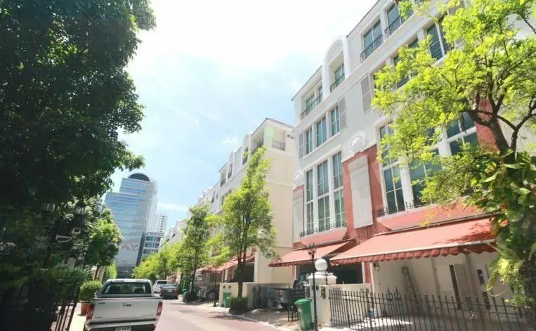 Baan Klang Krung (British Town -Thonglor)
