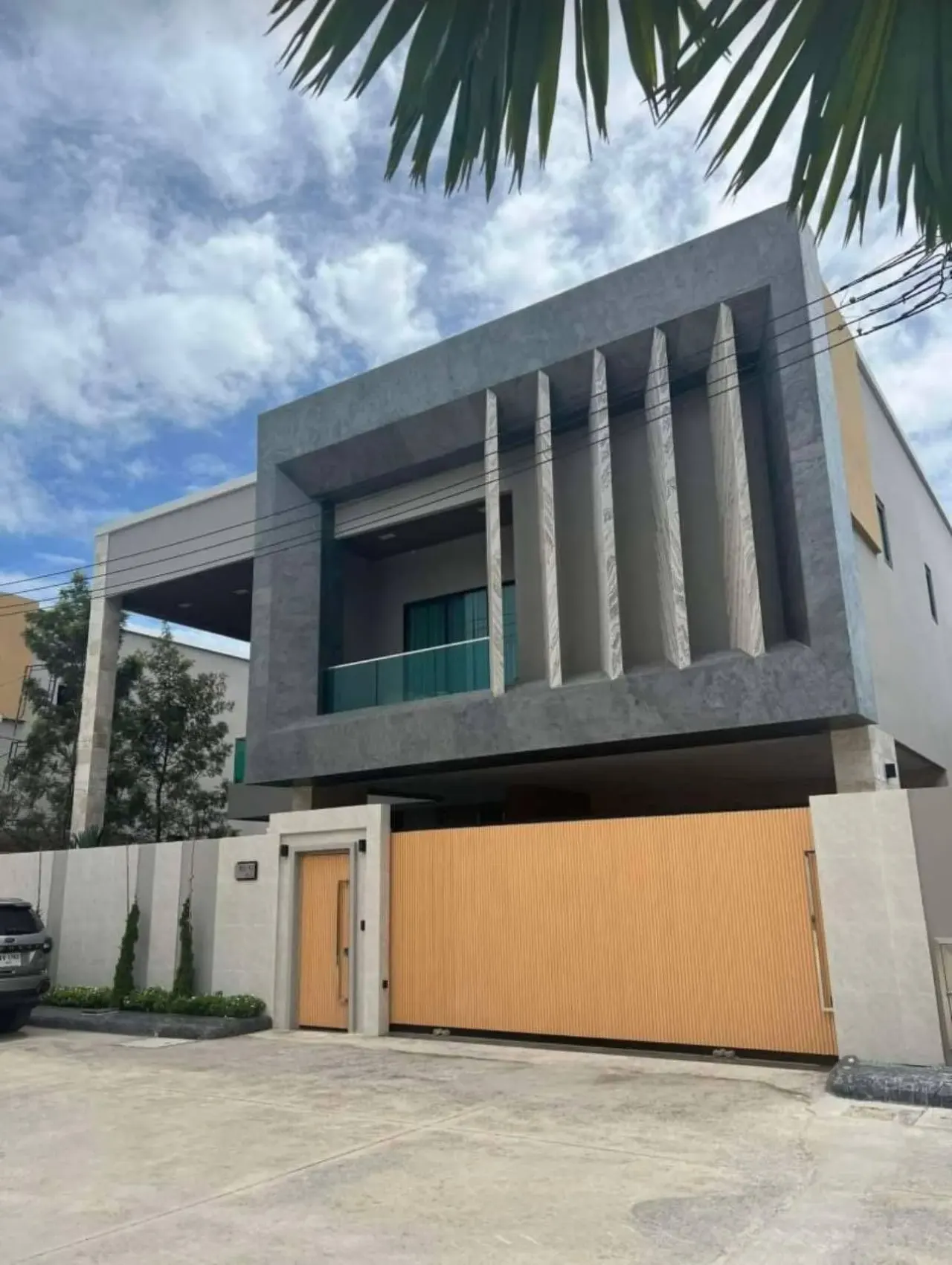 Villa · 4 bd · 4 ba · 300 m²