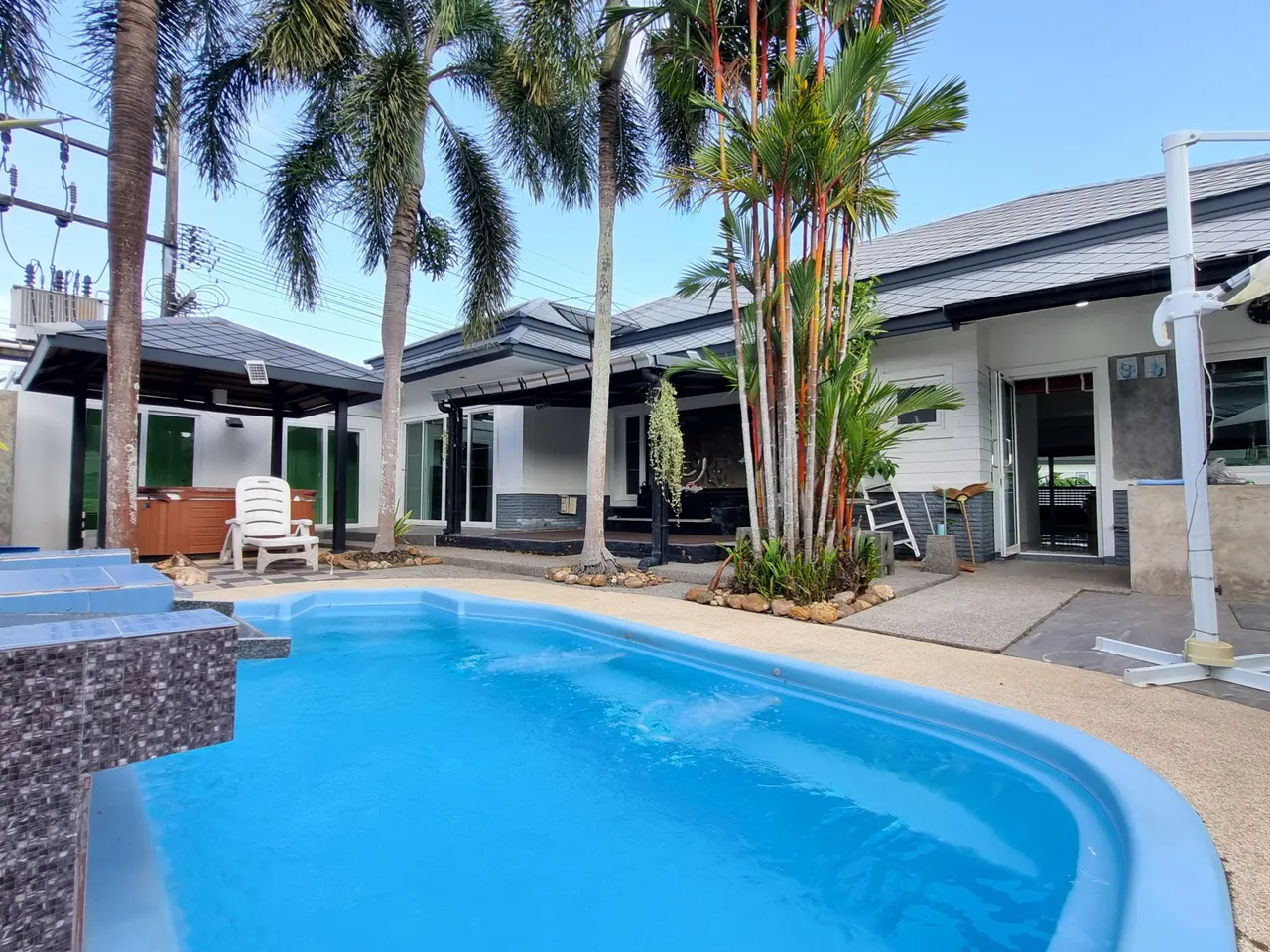 5 bd · 3 ba · 400 m²