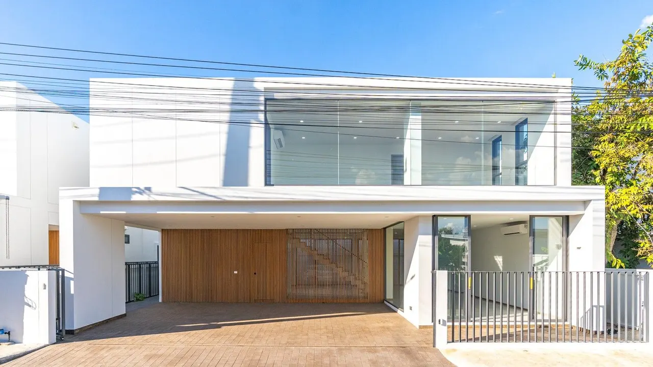 3 ห้องนอน · 4 ห้องน้ำ · 222 m²