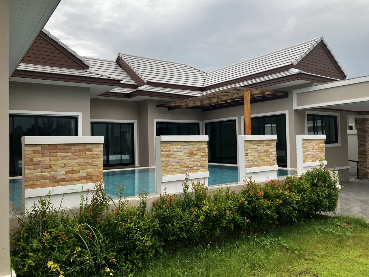 3 ห้องนอน · 4 ห้องน้ำ · 250 m²