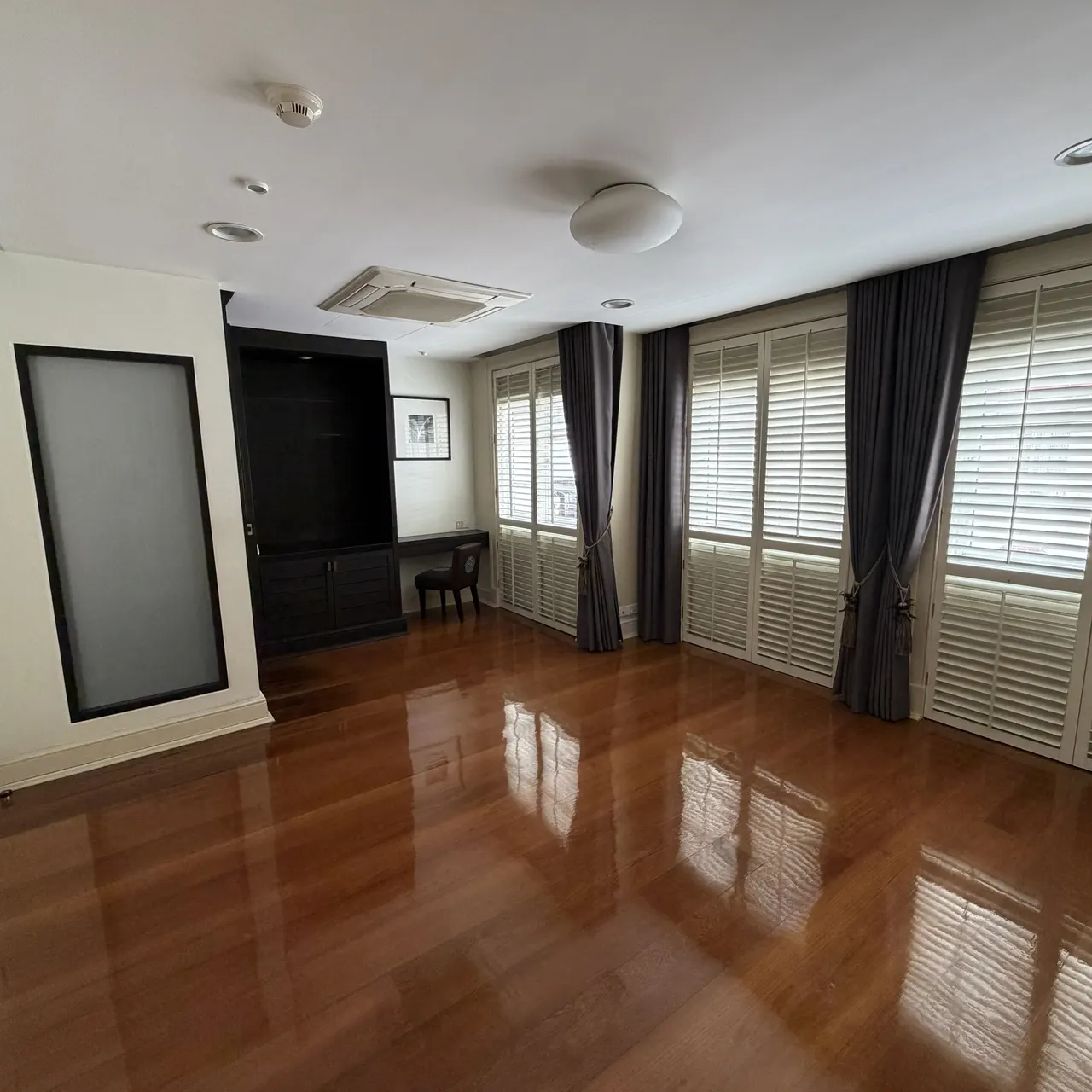 4 bd · 6 ba · 300 m²