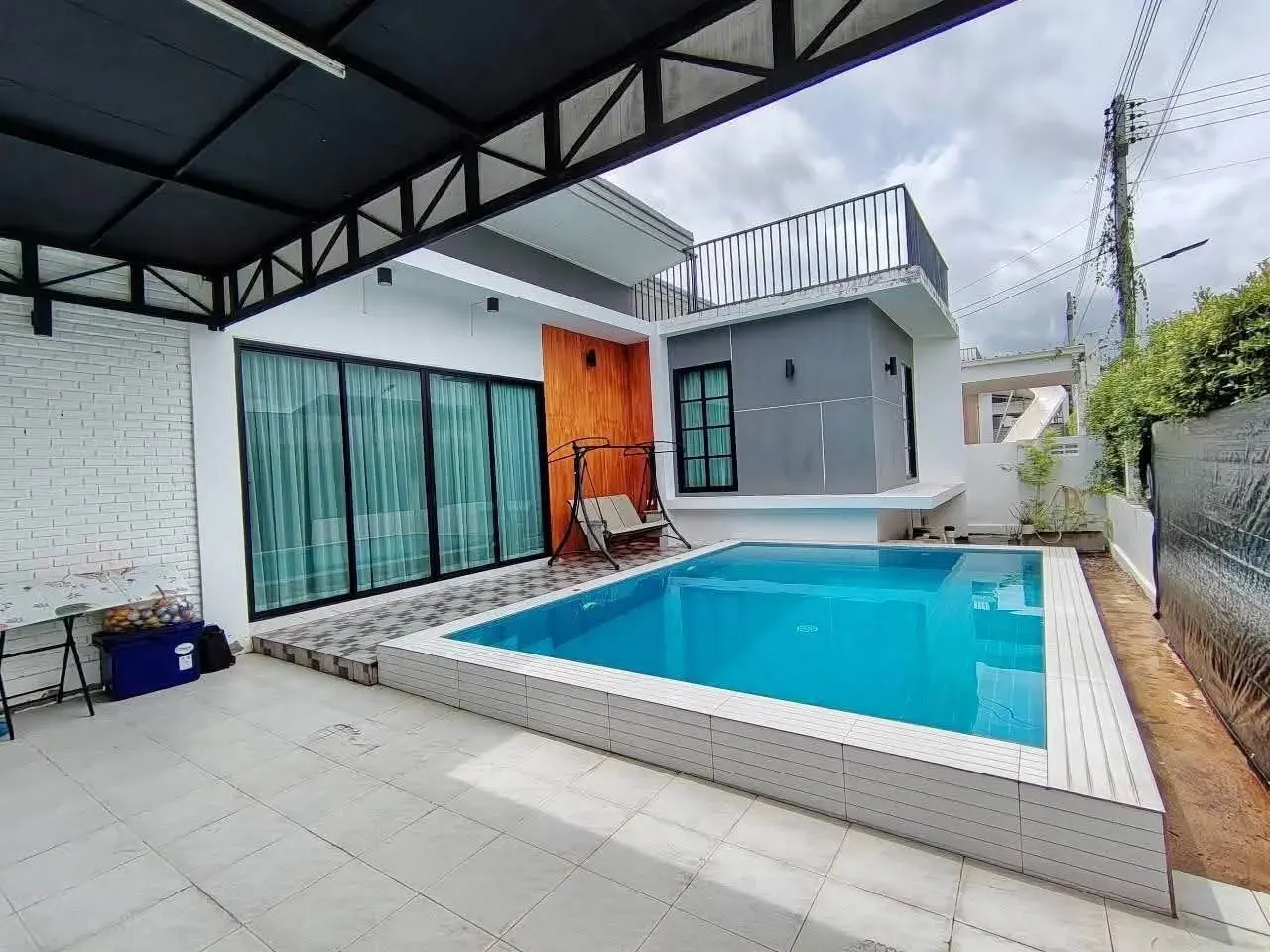 3 ห้องนอน · 3 ห้องน้ำ · 180 m²
