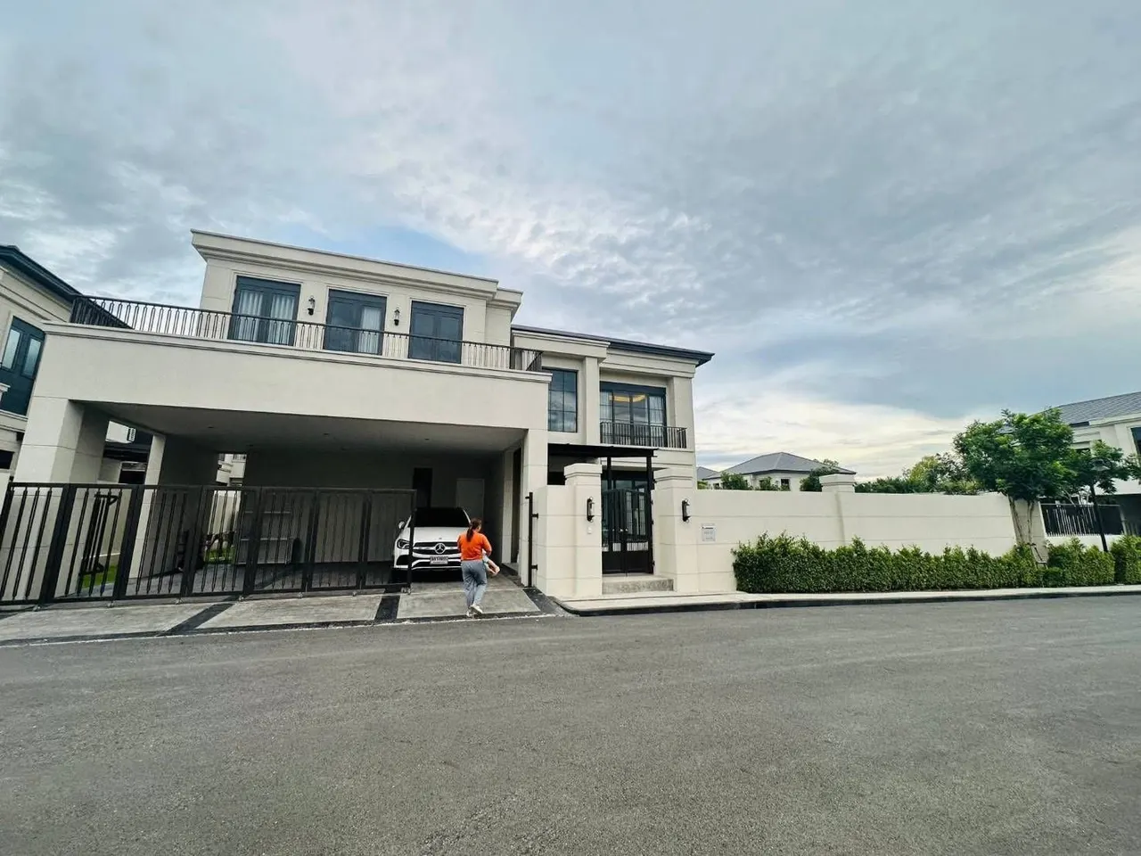 Villa · 4 室 · 5 卫 · 330 m²