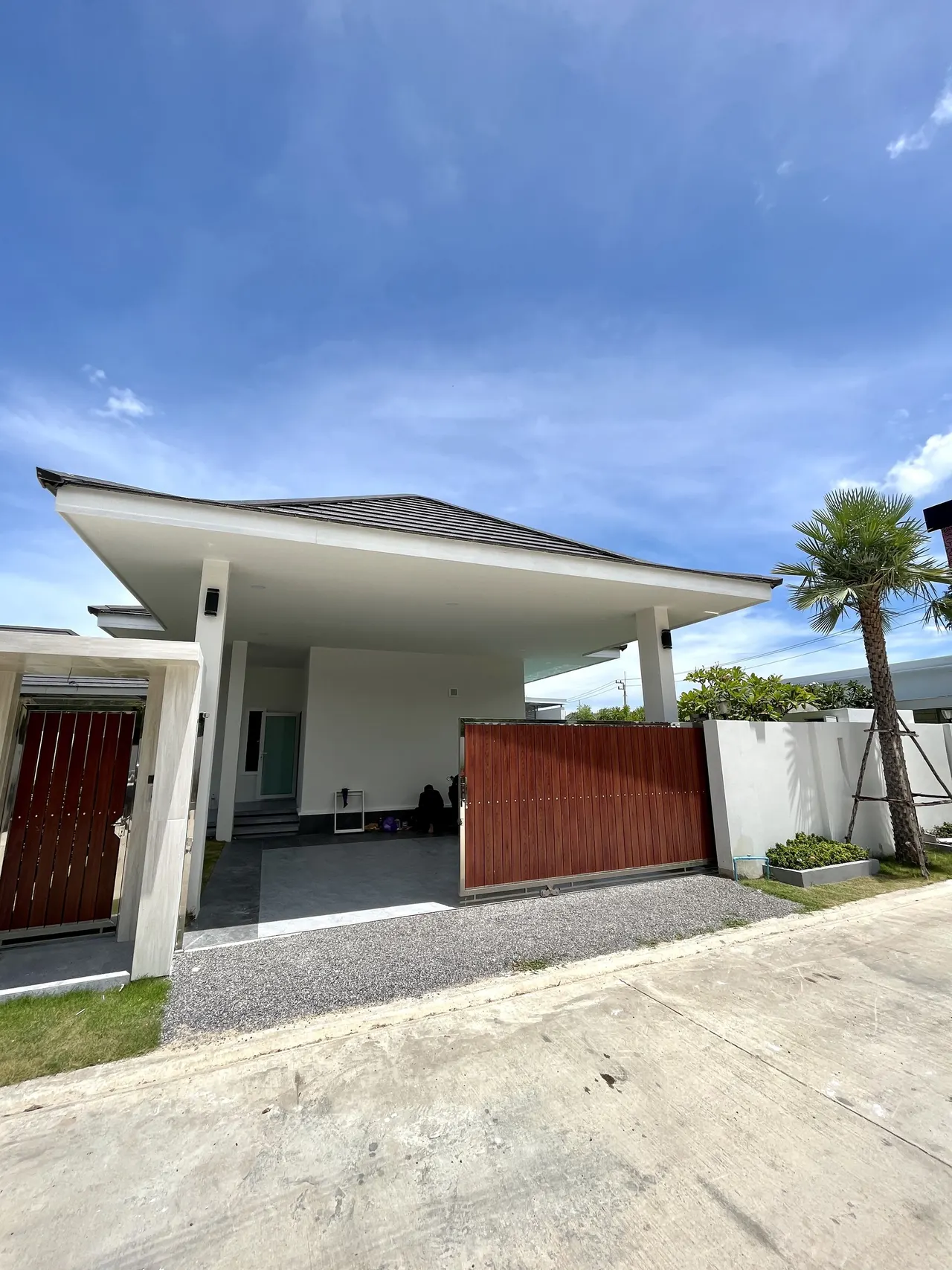 House · 3 bd · 3 ba · 244 m²