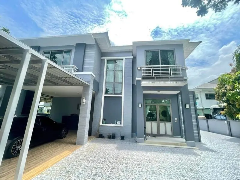 3 ห้องนอน · 4 ห้องน้ำ · 241 m²
