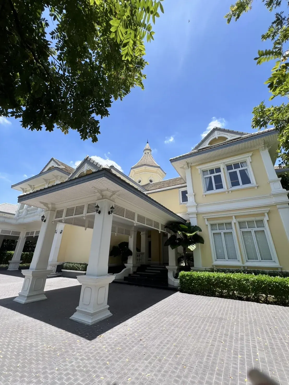 House · 3 bd · 6 ba · 1,019 m²