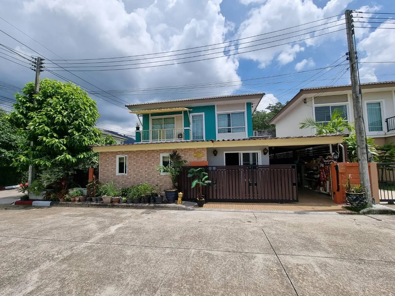 3 ห้องนอน · 2 ห้องน้ำ · 161 m²