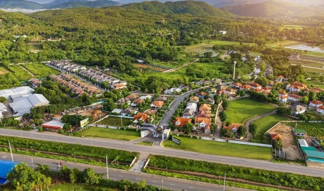Land · 740 m²