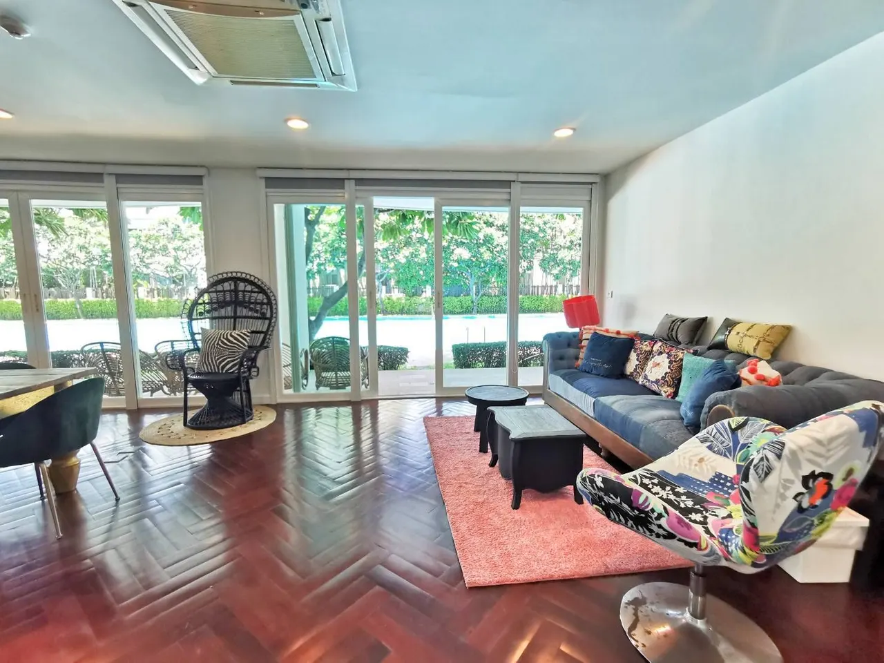Condo · 4 bd · 3 ba · 196 m²