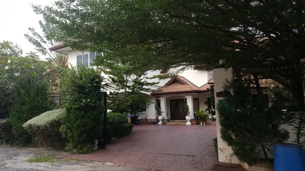 Lakeside Court
