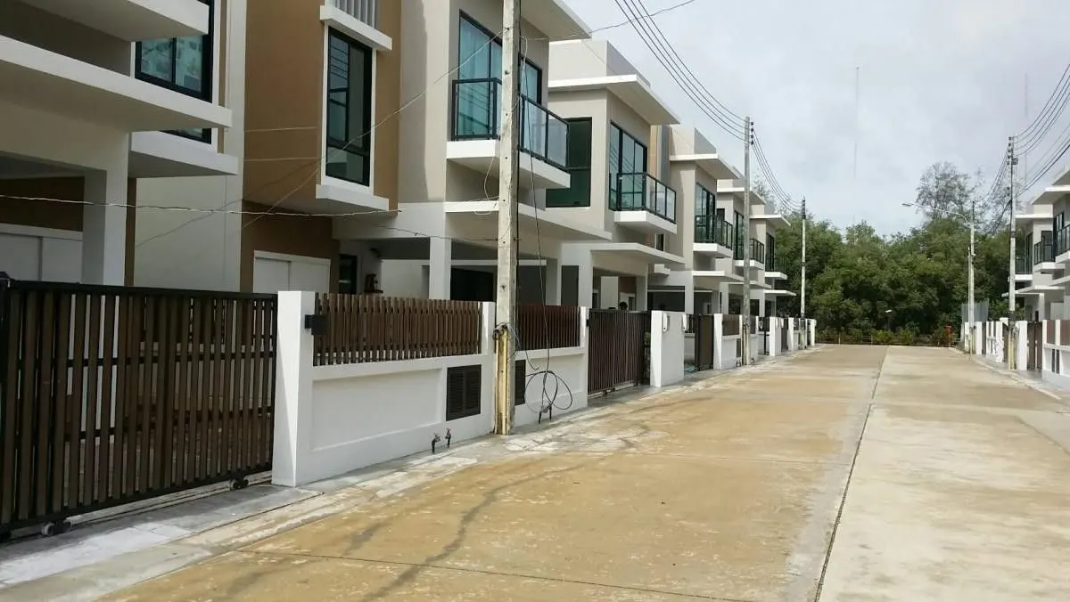 House · 3 bd · 3 ba · 215 m²