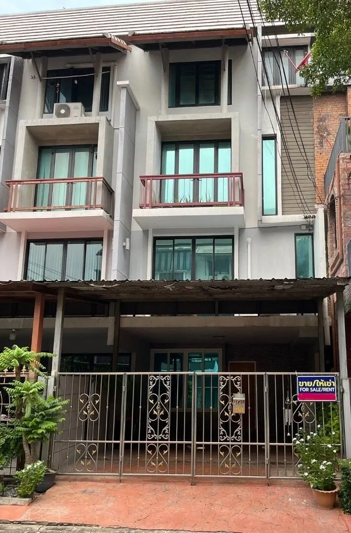 Townhouse · 4 bd · 5 ba · 230 m²
