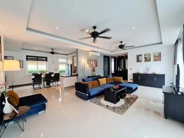 Villa · 4 bd · 5 ba · 215 m²