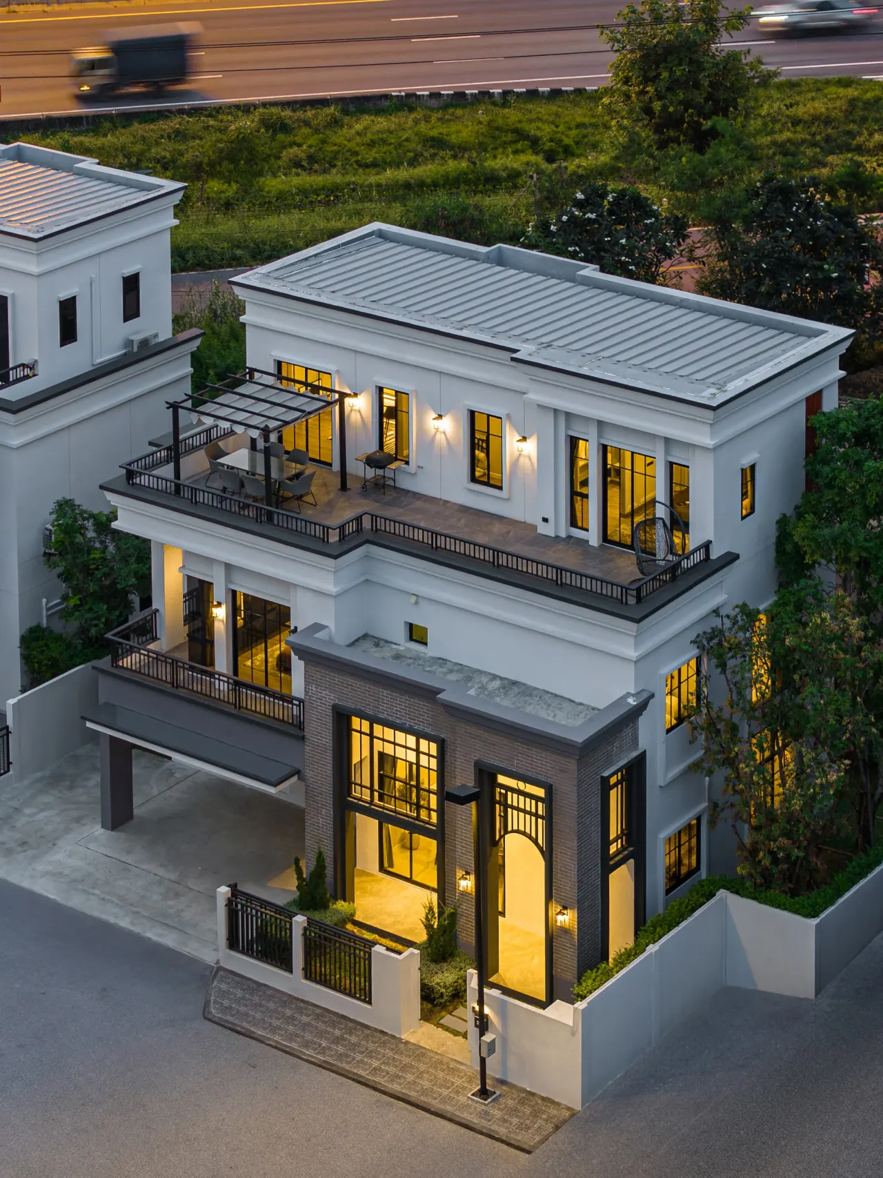 4 bd · 5 ba · 299 m²