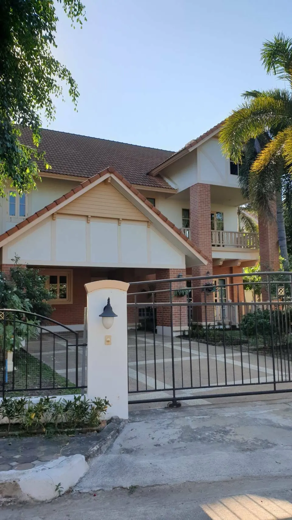 Laddarom Village