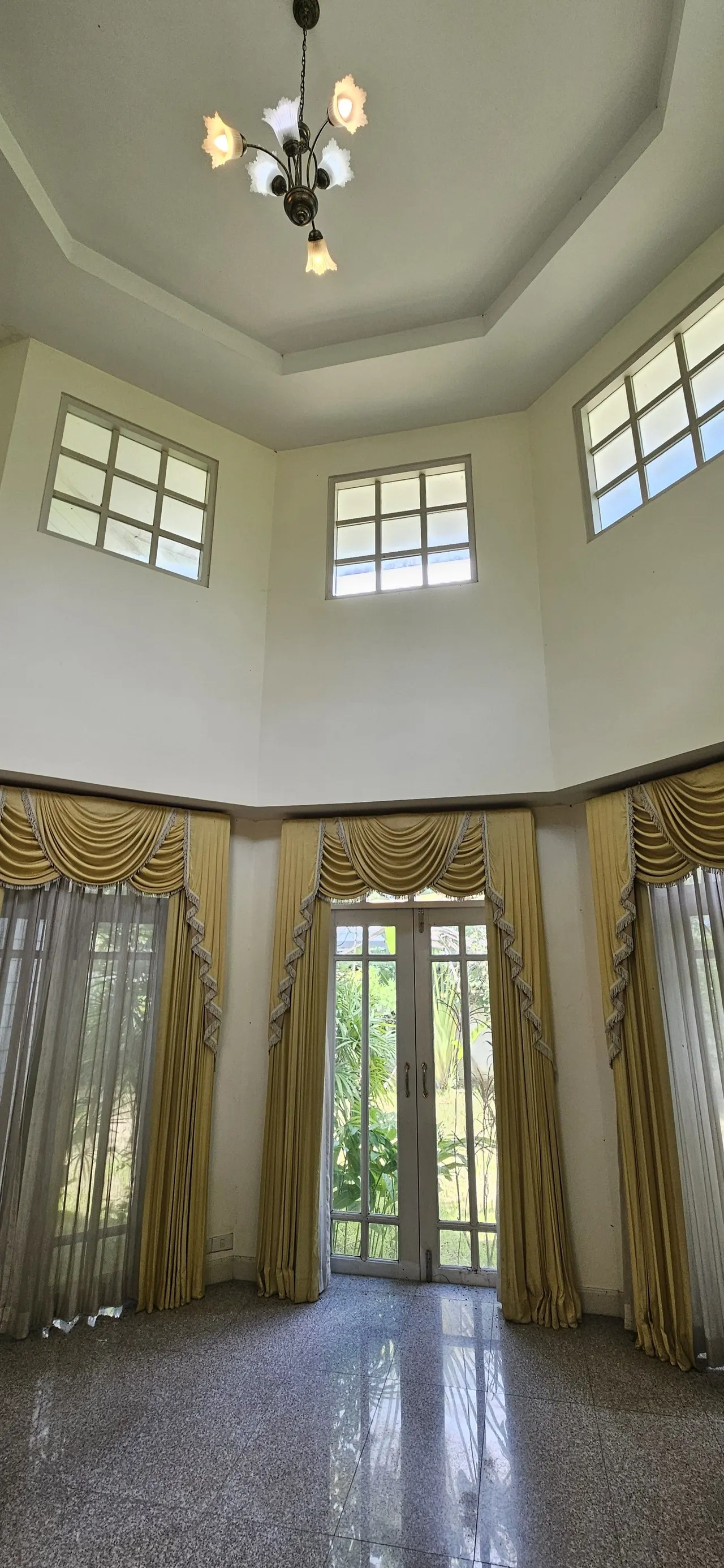 4 bd · 3 ba · 544 m²