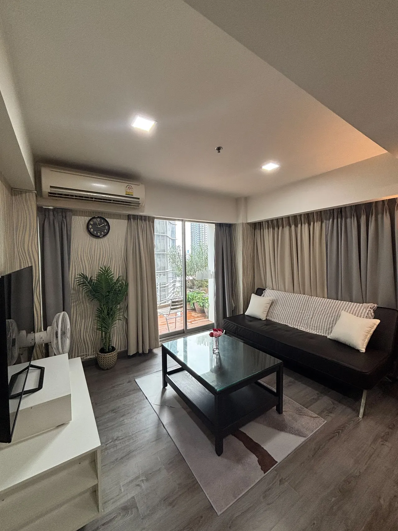 Condo · 1 bd · 1 ba · 52 m²