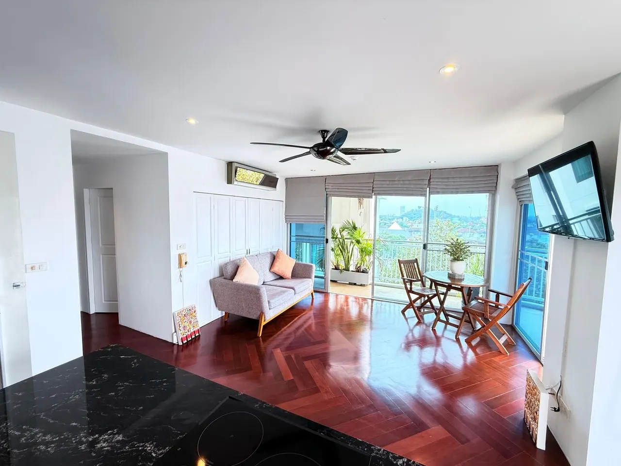 Condo · 2 bd · 2 ba · 81 m²