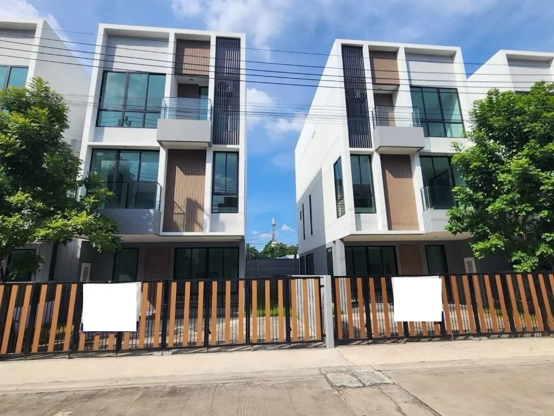 Townhouse · 3 ห้องนอน · 4 ห้องน้ำ · 220 m²