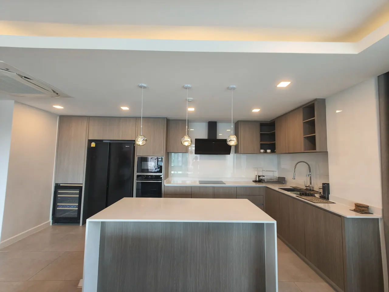 Condo · 3 室 · 2 卫 · 145 m²