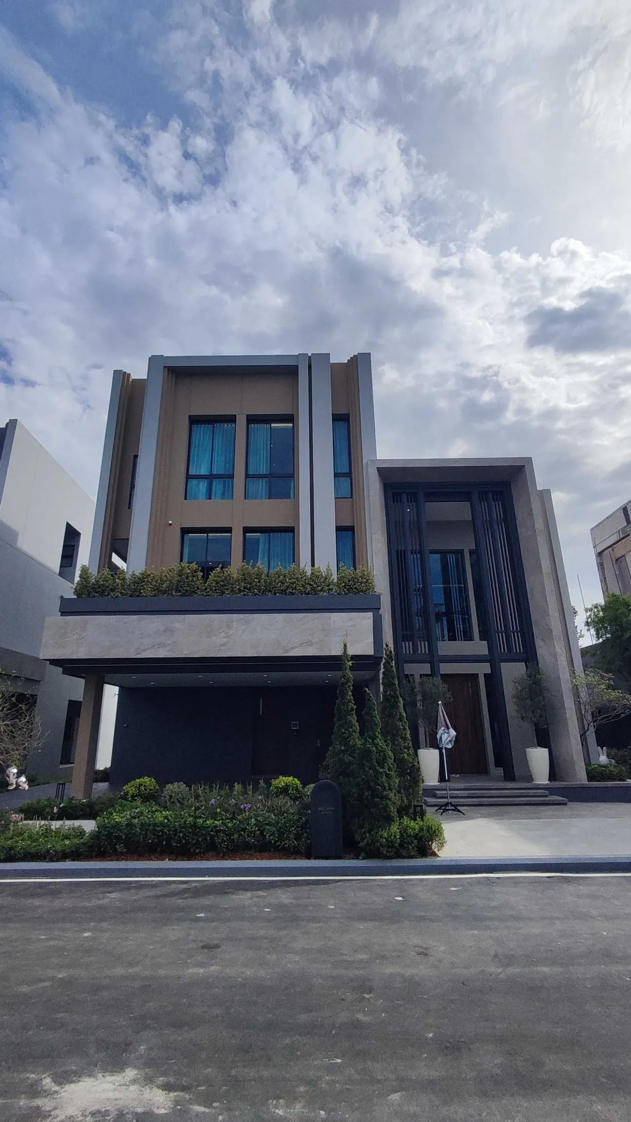 House · 5 室 · 6 卫 · 593 m²