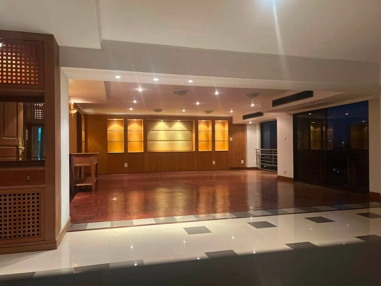 4 室 · 6 卫 · 307 m²