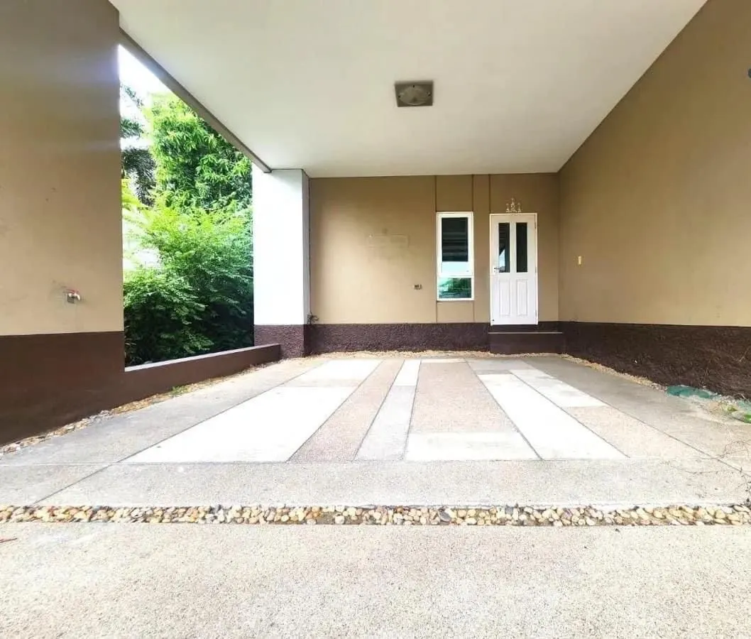 Townhouse · 5 ห้องนอน · 4 ห้องน้ำ · 280 m²