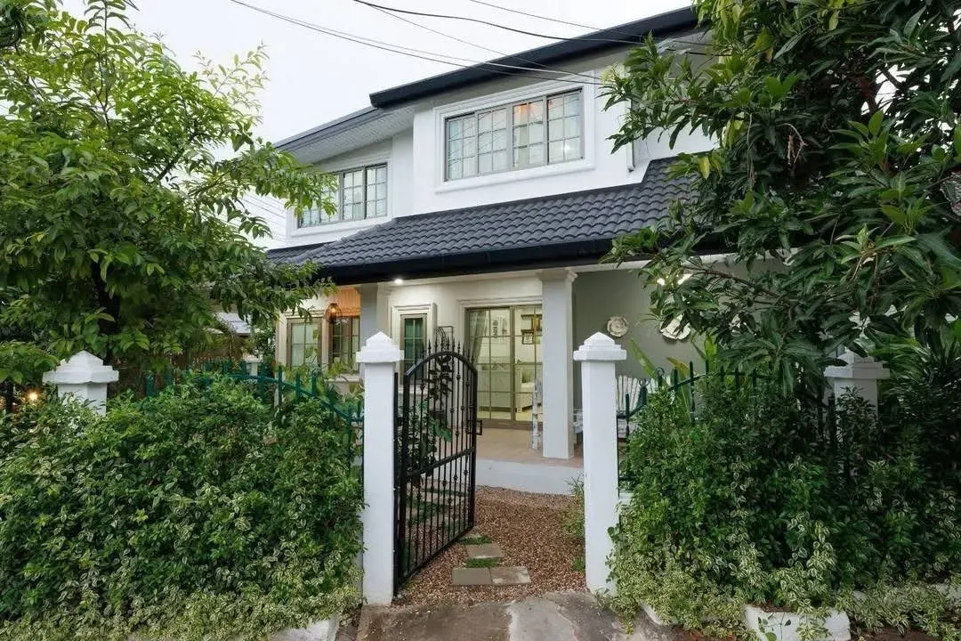 5 ห้องนอน · 6 ห้องน้ำ · 280 m²