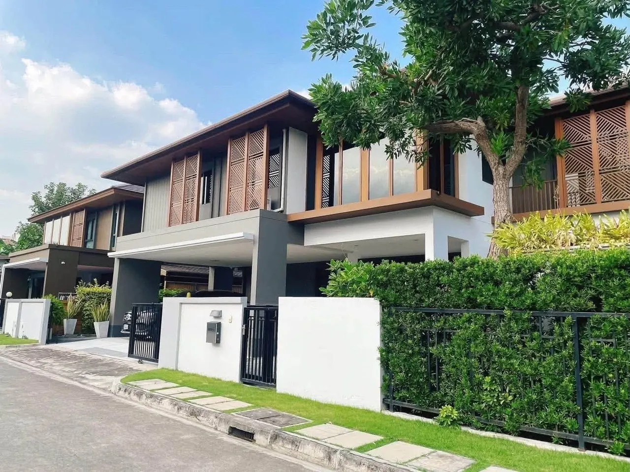 4 ห้องนอน · 5 ห้องน้ำ · 250 m²