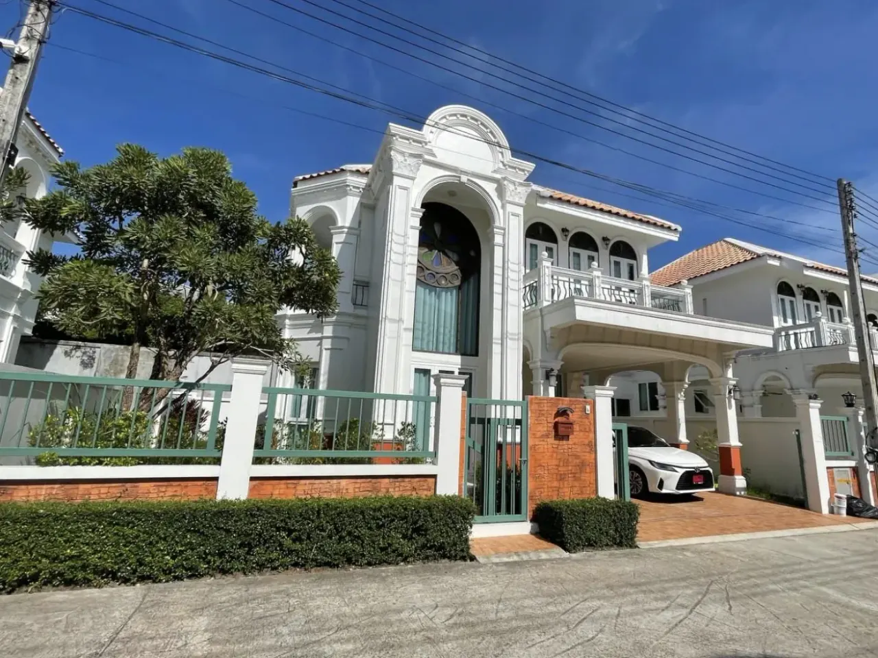 House · 3 bd · 3 ba · 220 m²