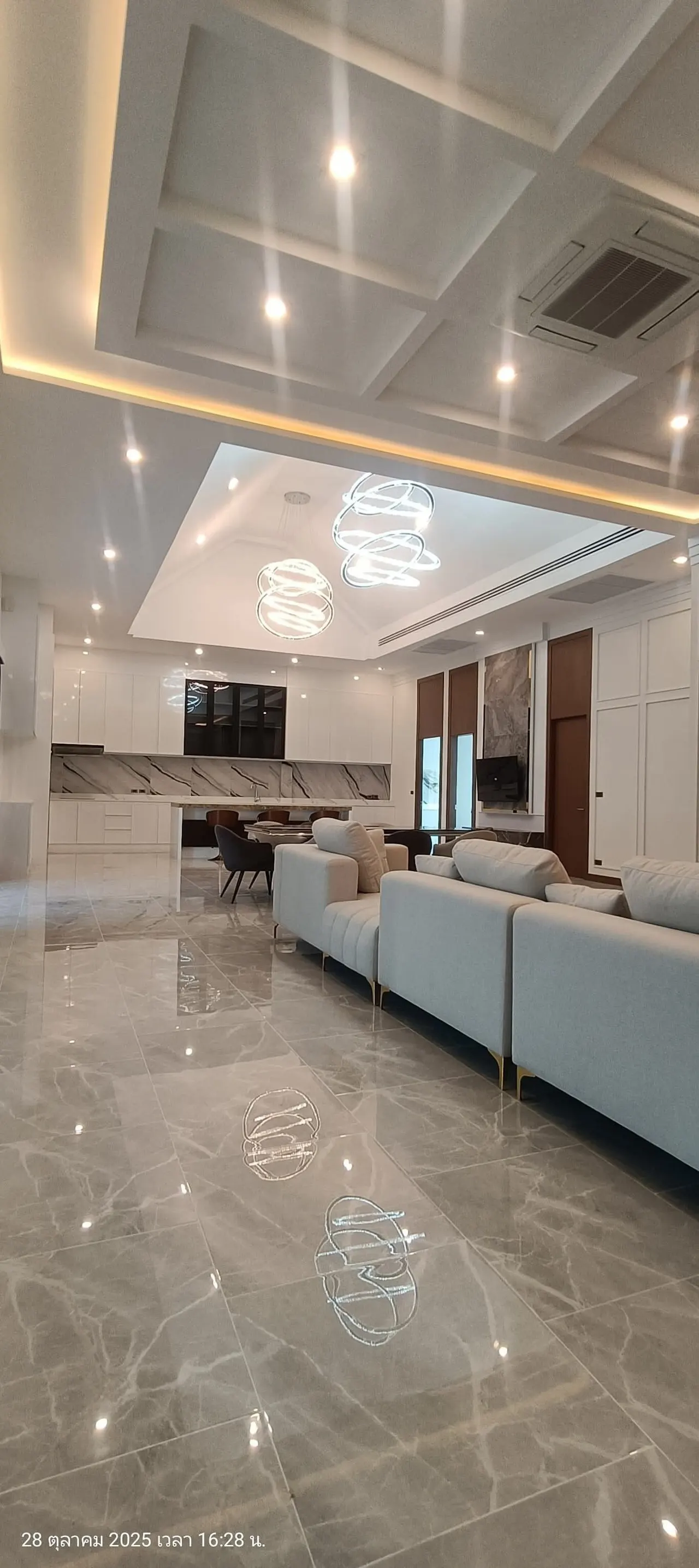 House · 5 bd · 6 ba · 300 m²