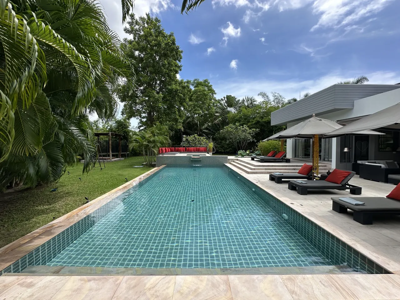 Villa · 8 ห้องนอน · 6 ห้องน้ำ · 450 m²