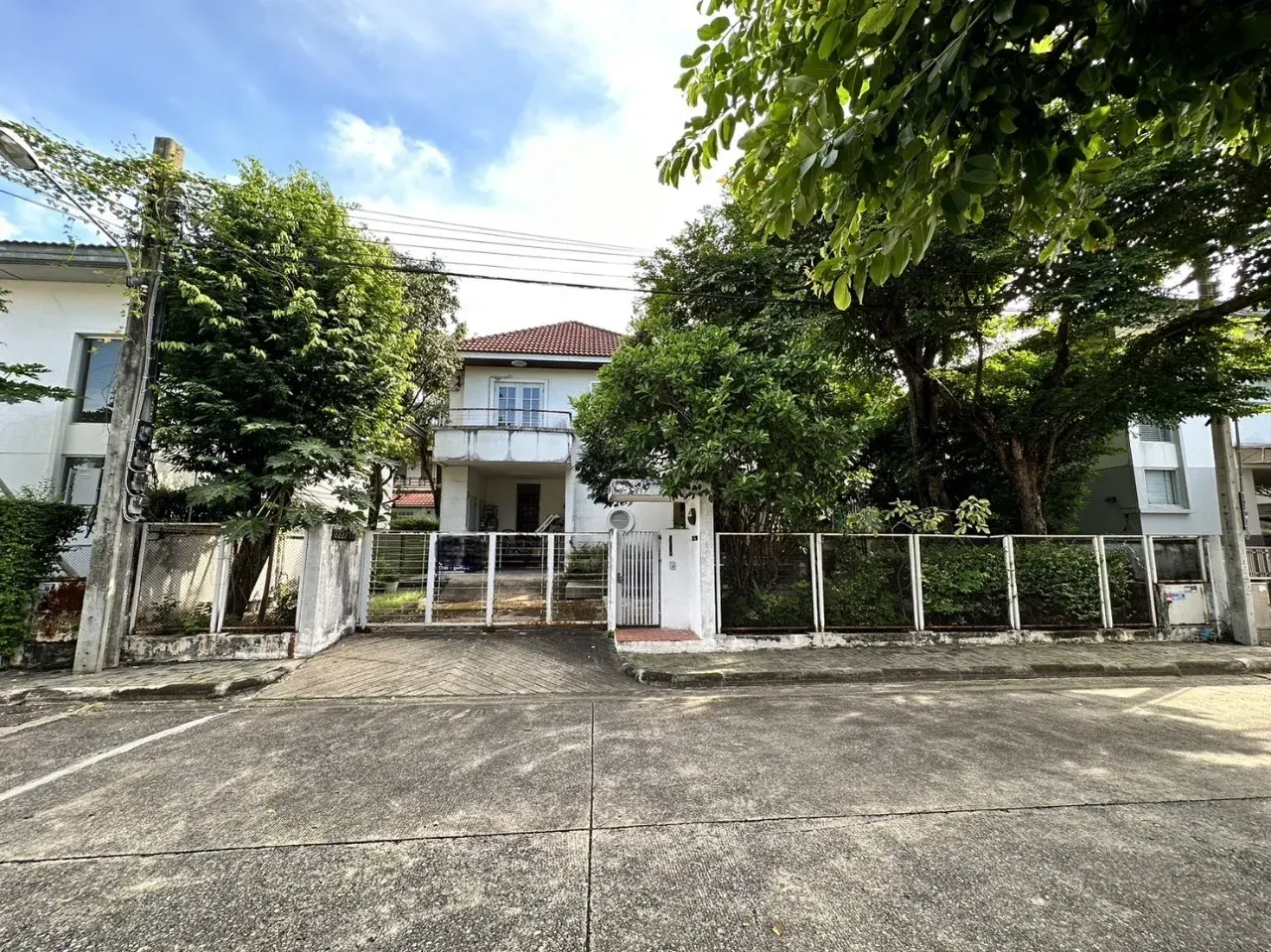 House · 4 ห้องนอน · 4 ห้องน้ำ · 215 m²