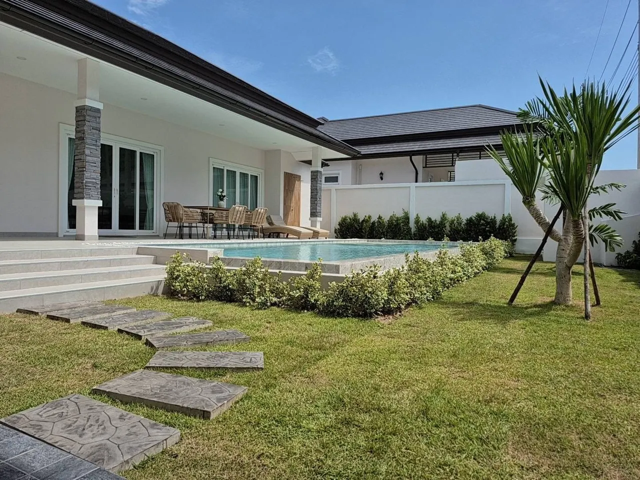 3 ห้องนอน · 3 ห้องน้ำ · 155 m²