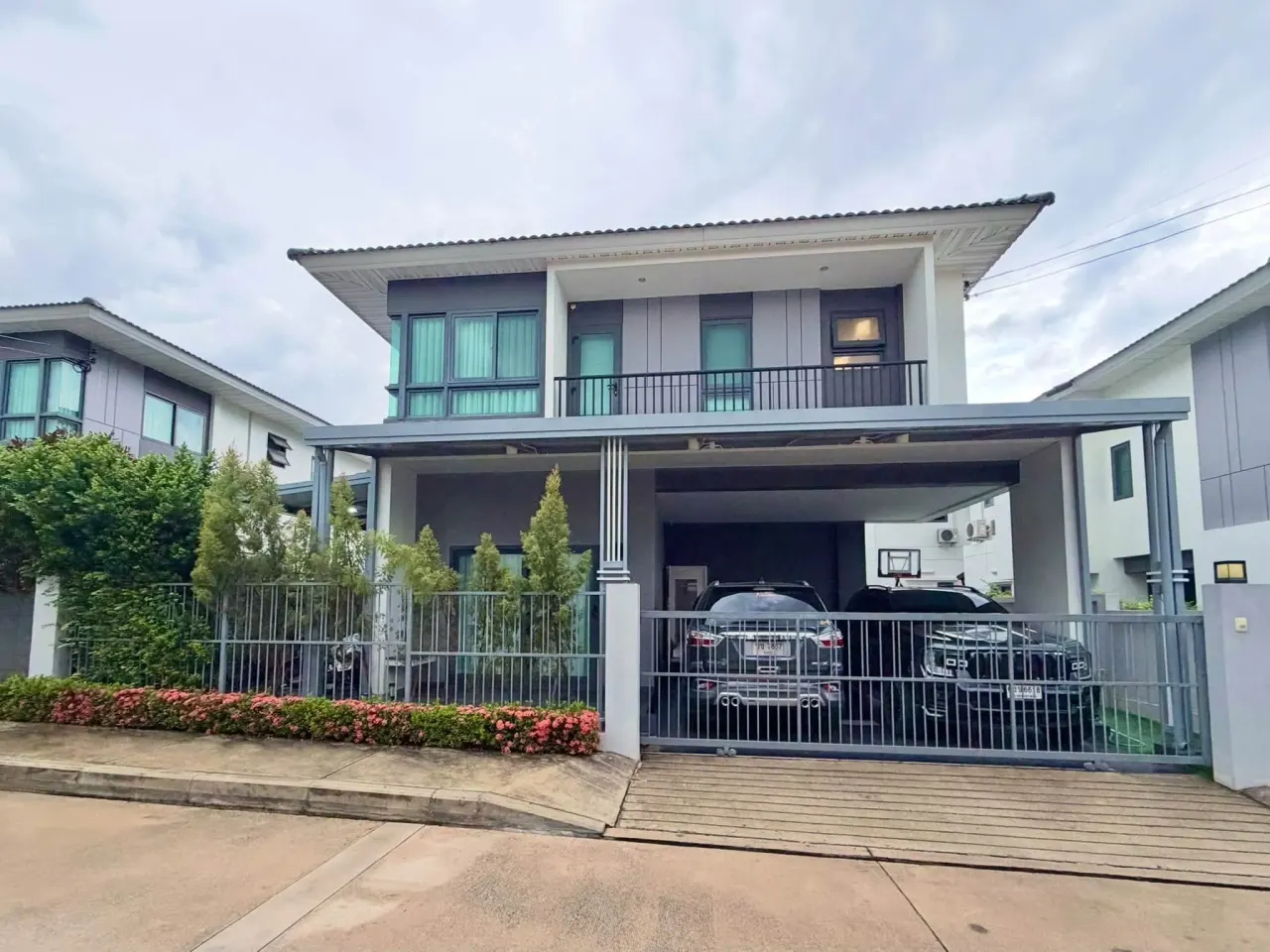 4 ห้องนอน · 3 ห้องน้ำ · 208 m²