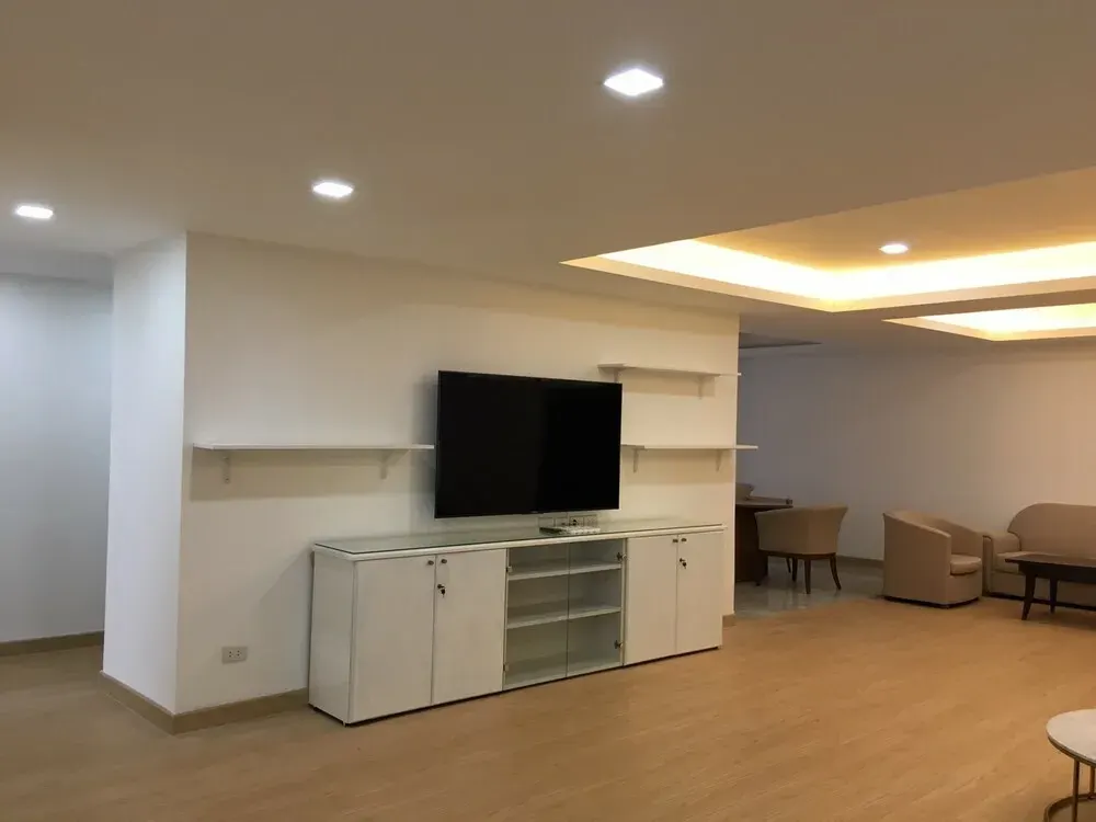 Condo · 3 bd · 3 ba · 223 m²