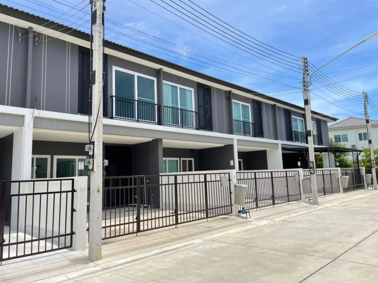 Townhouse · 3 bd · 3 ba · 126 m²