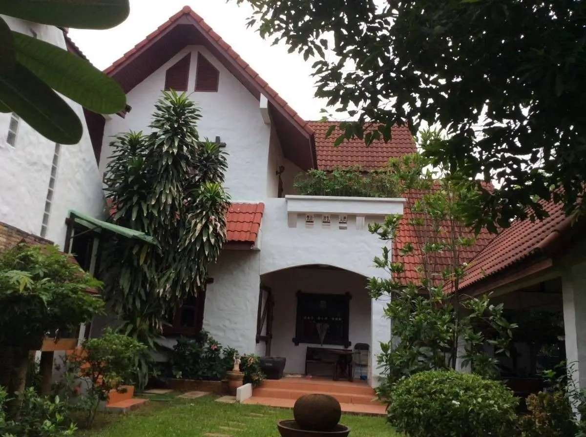 8 ห้องนอน · 5 ห้องน้ำ · 433 m²