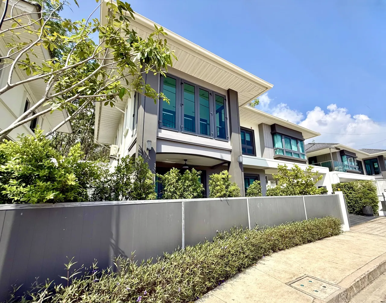 House · 4 bd · 6 ba · 295 m²