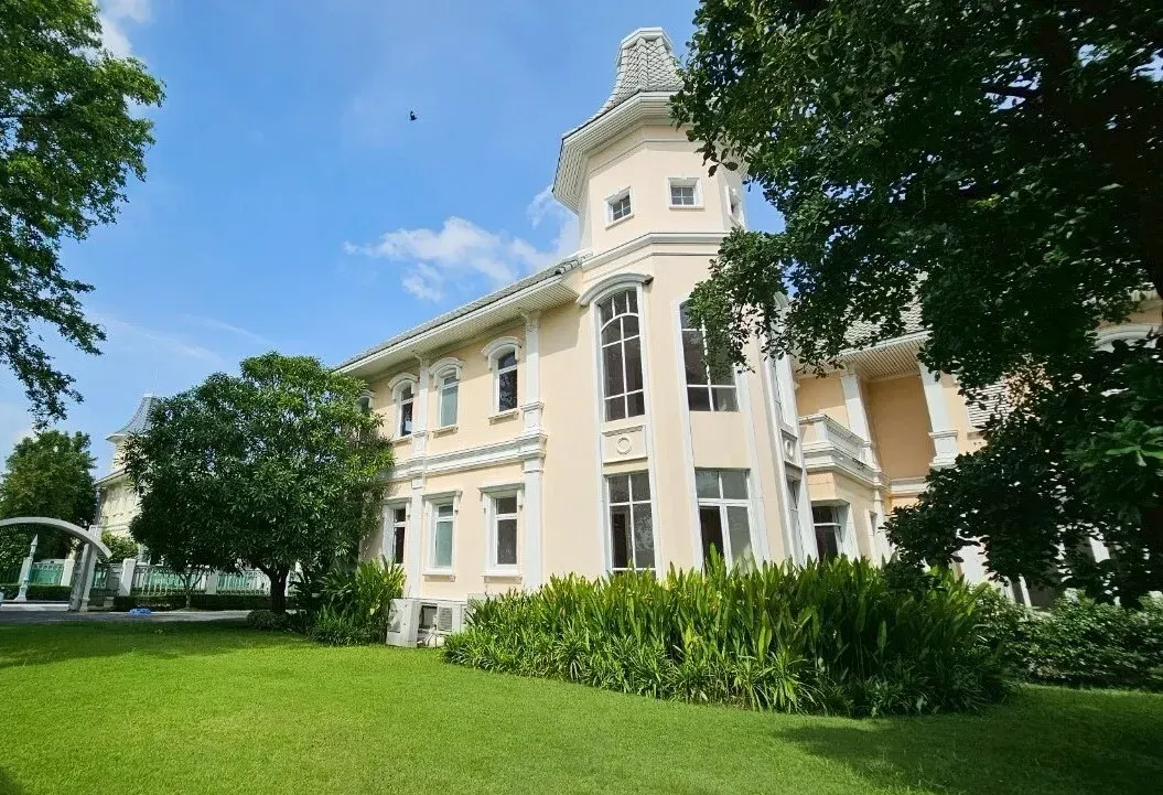 House · 4 bd · 8 ba · 1,153 m²