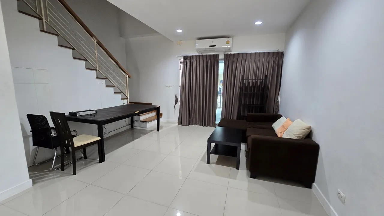 Townhouse · 3 bd · 4 ba · 207 m²