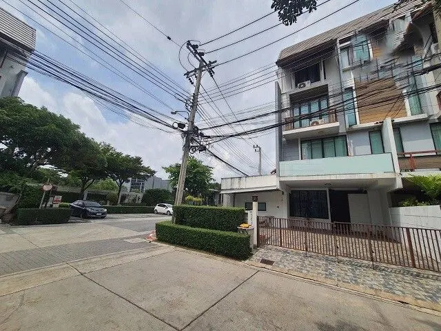 Townhouse · 5 bd · 4 ba · 300 m²