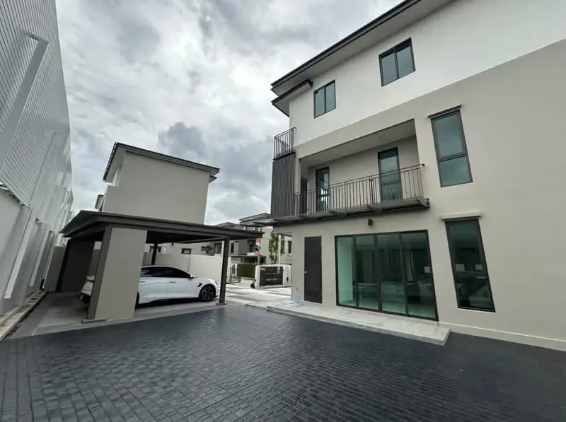 3 ห้องนอน · 4 ห้องน้ำ · 297 m²