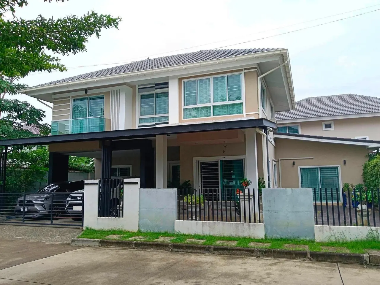4 bd · 3 ba · 240 m²